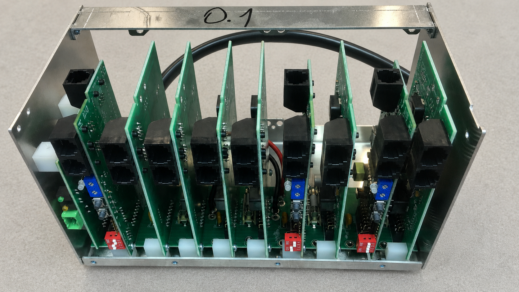 Elektronische modules gemonteerd in een productierek